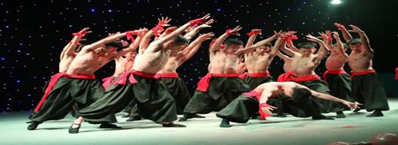 说明: F:\葛修路音乐系(新)\实践教学\迎党代会展板2017.3\2016迎新晚会照片\IMG_5853.jpg